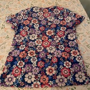 Like new! Purple floral scrub top women’s size medium
